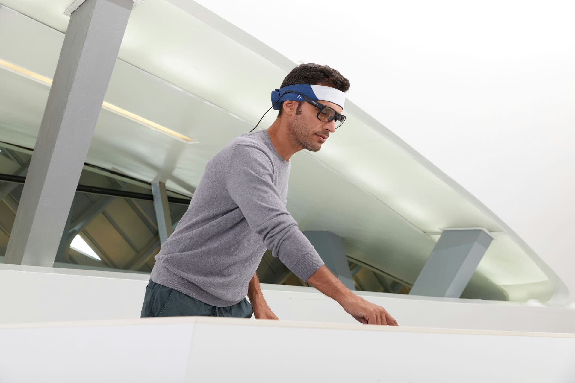 Hombre con la diadema Ikon de Bitbrain mientras realiza una tarea