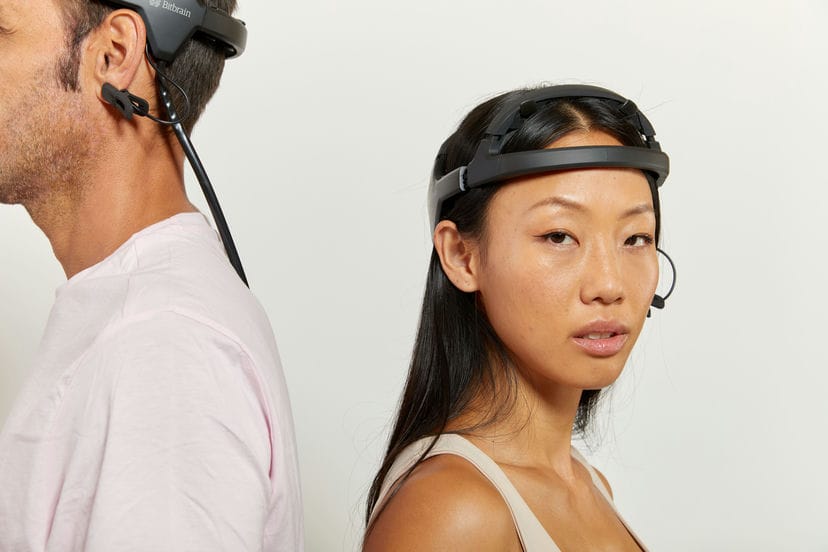 Hombre y mujer llevando el dispositivo Diadem de Bitbrain