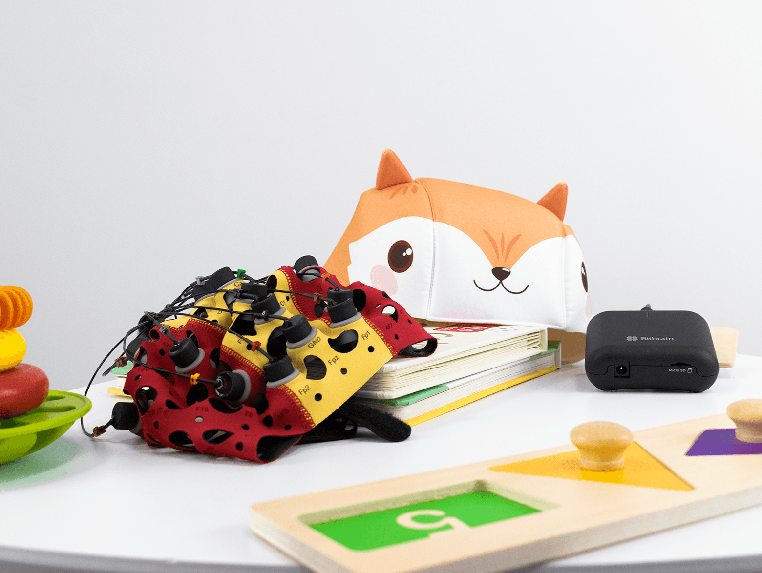 Versatile Kids con su gorro de sensores y gorro Kids