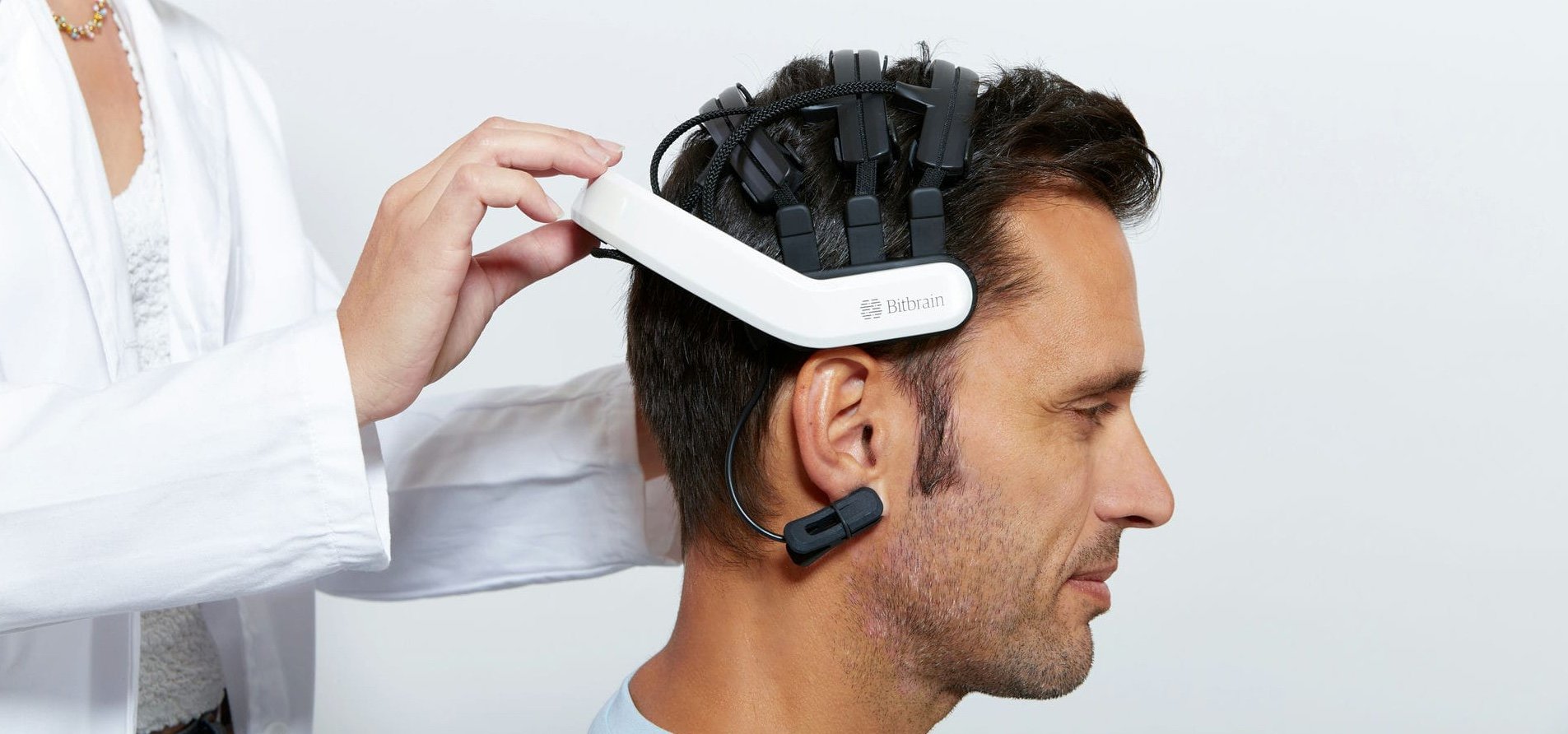 Investigadora ajustando los sensores secos de EEG