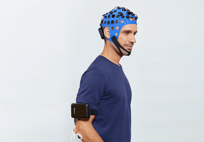 Hombre llevando los dispositivos Versatile EEG y Versatile Bio