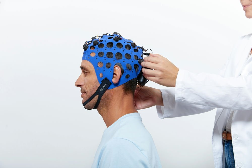 Investigadora colocando el Versatile EEG de Bitbrain