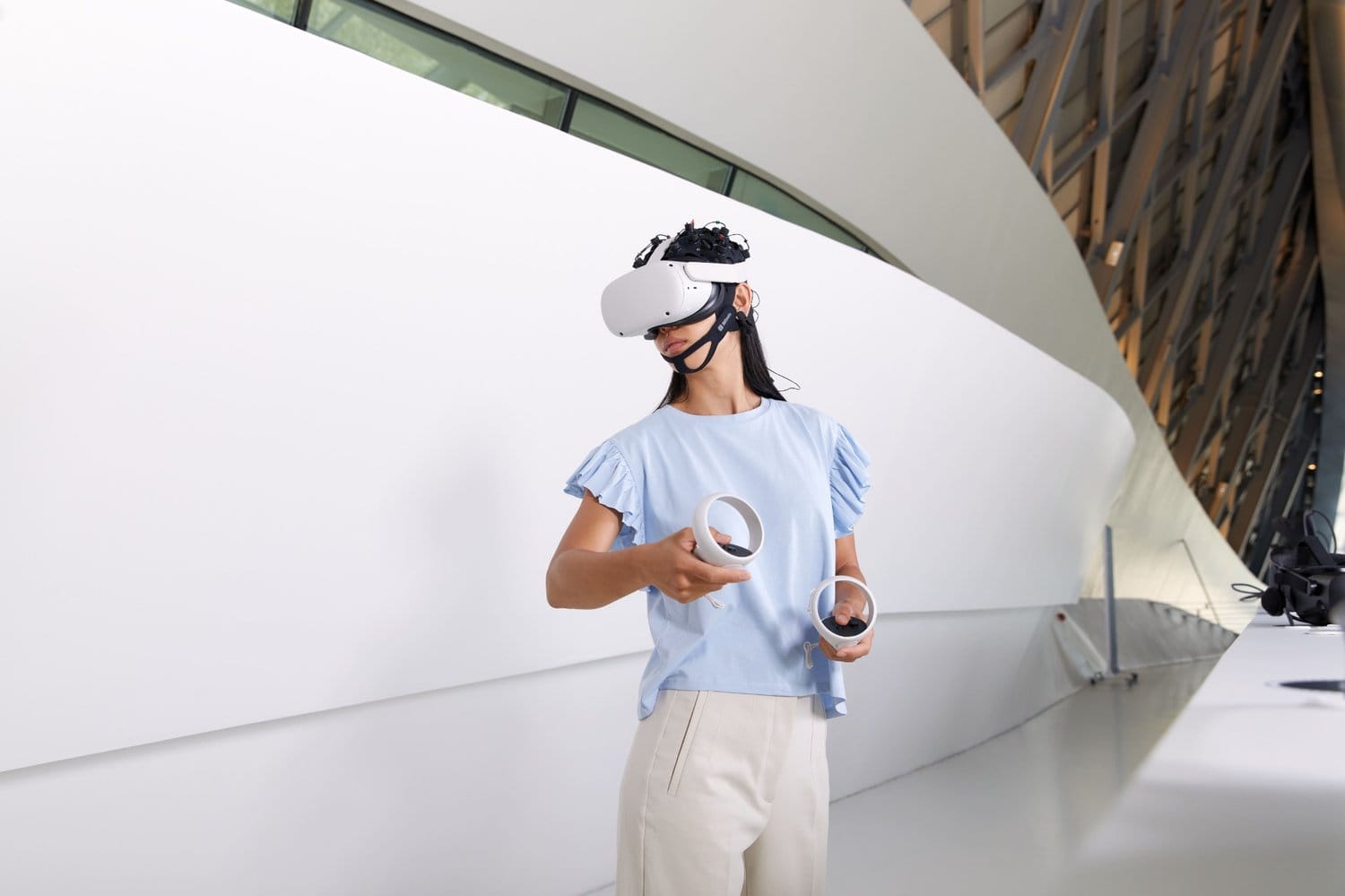 EEG y realidad virtual (RV): Cómo la neurotecnología adaptativa está transformando las interfaces cerebro-computadora (BCI)